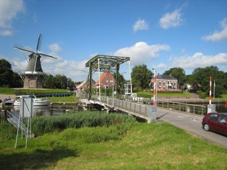 Café Restaurant Hammingh met de brug en molen in Garnwerd